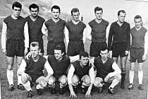 Karel Nešvera s partou z roku 1962. Dole zleva sedí Jaroslav Chlumecký, Václav Benda, Miroslav Vlček, Karel Nešvera. Za nimi zleva stojí Zdeněk Holoubek, Jan Fábera, Josef Kadraba, Josef Linhart, Miroslav Rys, Jaroslav Matucha, Josef Hájek. 