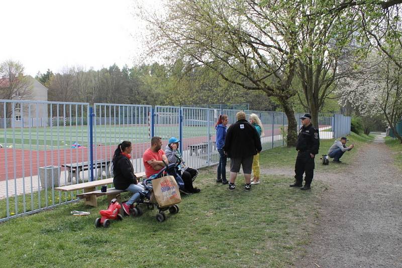 Lidé z vyhořelé ubytovny na ulici nepůjdou. Vedení města hledá řešení.