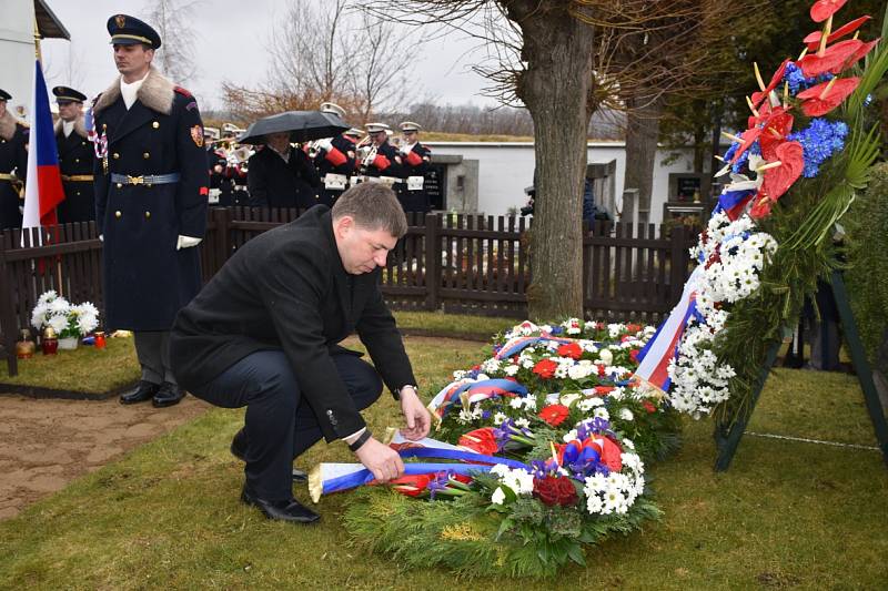 V Lánech si připomněli v úterý dopoledne na tamním hřbitově narození prvního československého prezidenta T. G. Masaryka. Ten se narodil 7. března 1850 v Hodoníně.