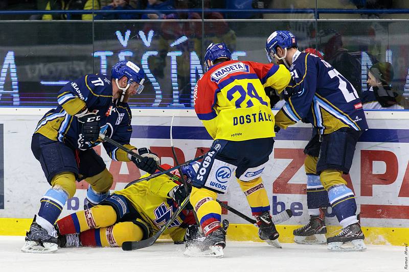 České Budějovice porazily ve čtvrtém zápase série Kladno (v modrém) a snížily stav na 1:3.