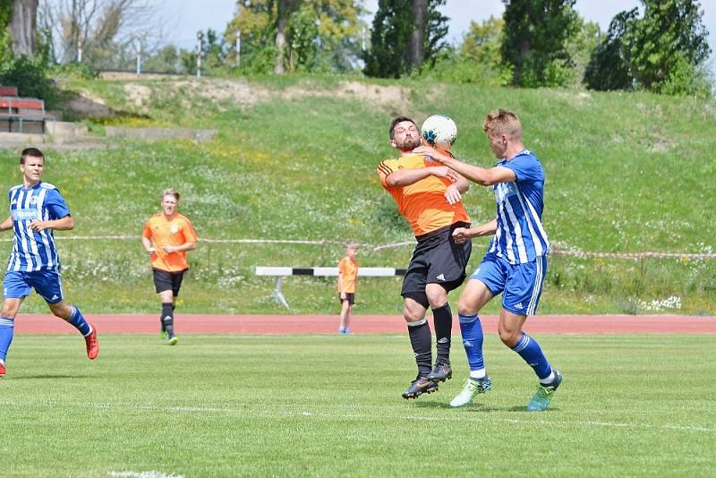 Fotbalová příprava: Slaný (v oranžovém) porazilo Hořovice 2:1.