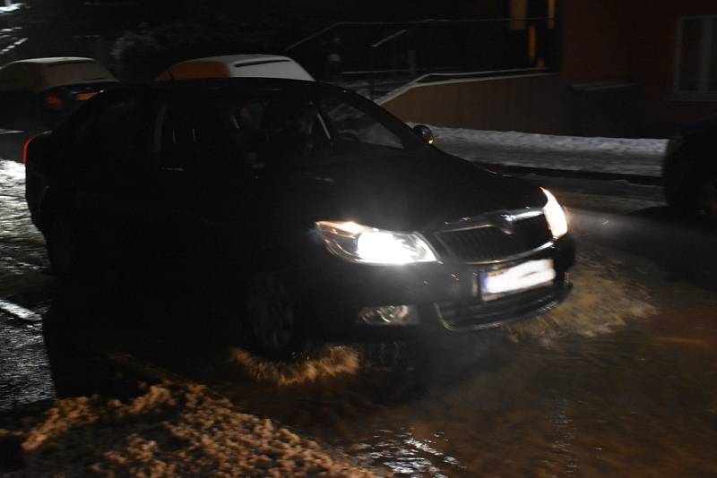 Havárie vodovodního potrubí ve Slaném v sídlišti Na Dolíkách ve středu odpoledne.