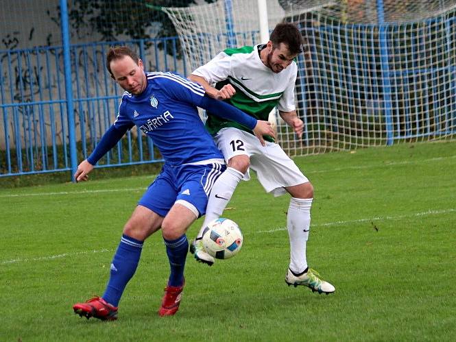 Slaný (v modrém) porazilo doma Lhotu 1:0. Domácí Klusáček měl být podle hostů vyloučen. 