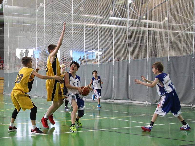 Mladí basketbalisté Kladna (v modrobílém) dělají velké pokroky. 