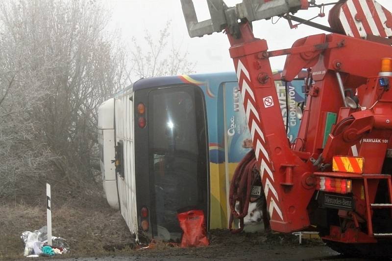 Vážná nehoda uzavřela na silnici I/7 u Panenského Týnce. Havaroval zde autobus se školními dětmi. 