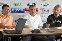 Eduard Novák (vlevo) má spoustu starostí, Vedle něj jeden z trenérů Stanislav Hejkal a kapitán týmu Ondřej Szabo.