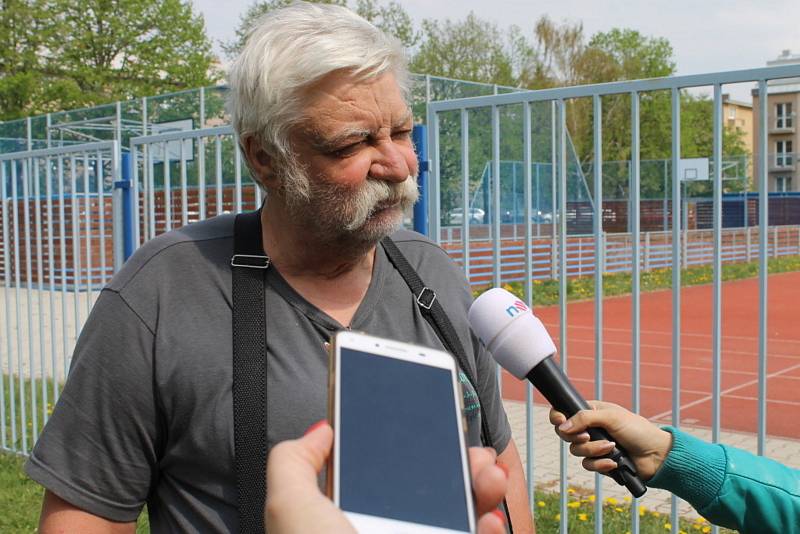 Lidé z vyhořelé ubytovny na ulici nepůjdou. Vedení města hledá řešení.