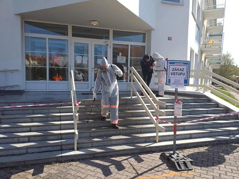 Na Kladensku je v karanténě zatím jediné zařízení pro seniory, ve slánském penzionu onemocněli už tři lidé. Dezinfekční opatření před penzionem.