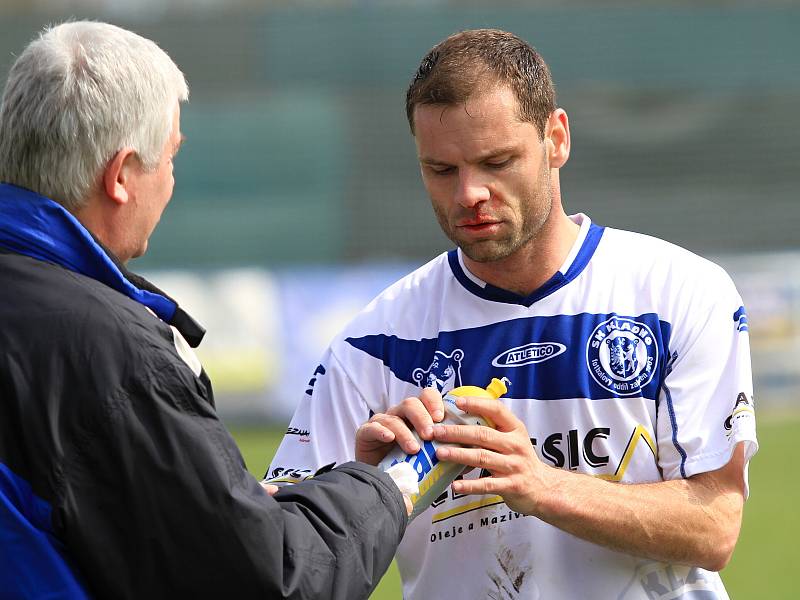 Zraněný Pavel Bartoš // SK Kladno - FK Roudnice nad Labem 1:2, utkání 23.k. CFL. ligy 2011/12, hráno 14.4.2012