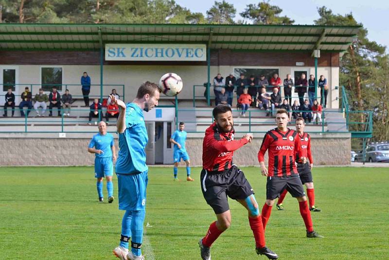 Zichovec (v červeném) porazil doma nečekaně Švermov 3:1.