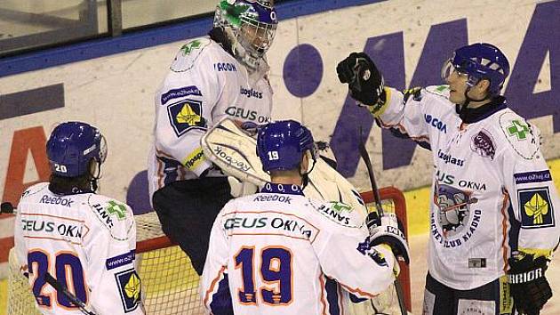 Miroslav Kopřiva ještě v kladenském dresu. Nikdo z gratulantů už za Rytíře nehraje.