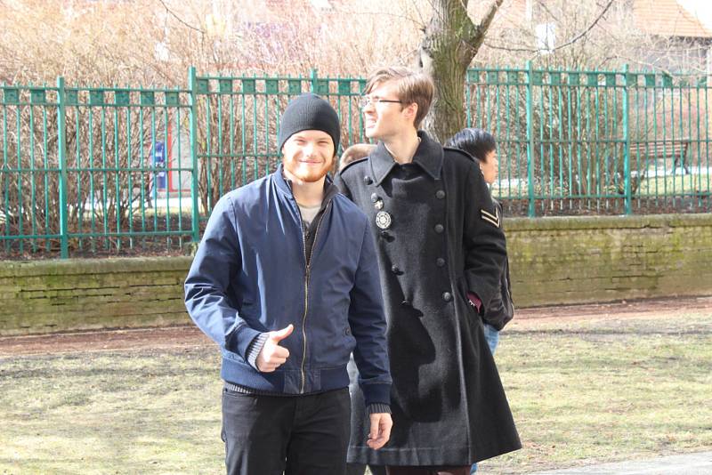 Ve dvoře Gymnázia Kladno stávkovaly stovky studentů.