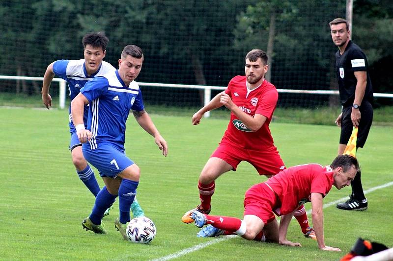 Fotbalová příprava: Velvary (v modrém) přehrály Králův Dvůr nečekaně jasně 5:1.