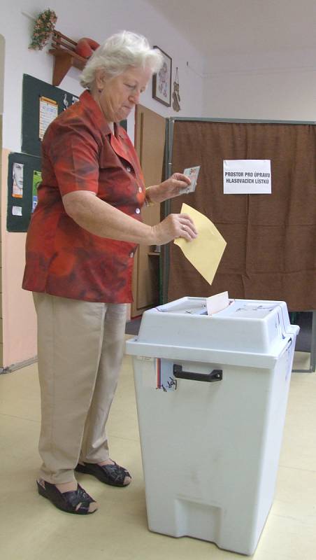 Ve volební místnosti 5. ZŠ v Moskevské ulici v Kladně vhodila do urny svůj hlas také členka zdejší volební komise Marie Bartková.