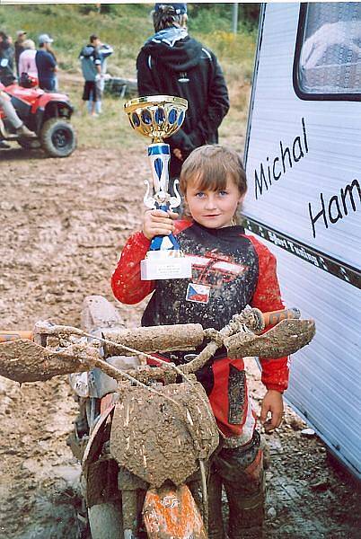 Michal Hamouz se svojí závodní motorkou.