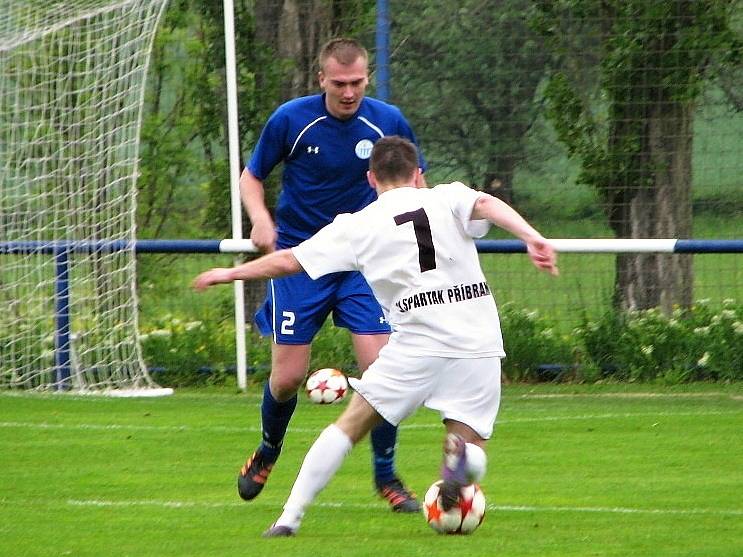 Velká Dobrá - Spartak Příbram 1:2. Tenhle brejk Šroba zastavil v pohodě. 