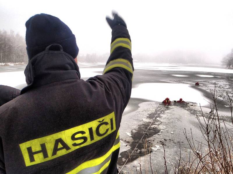Cvičení hasičů. Záchrana osoby ze zamrzlé vodní hladiny.