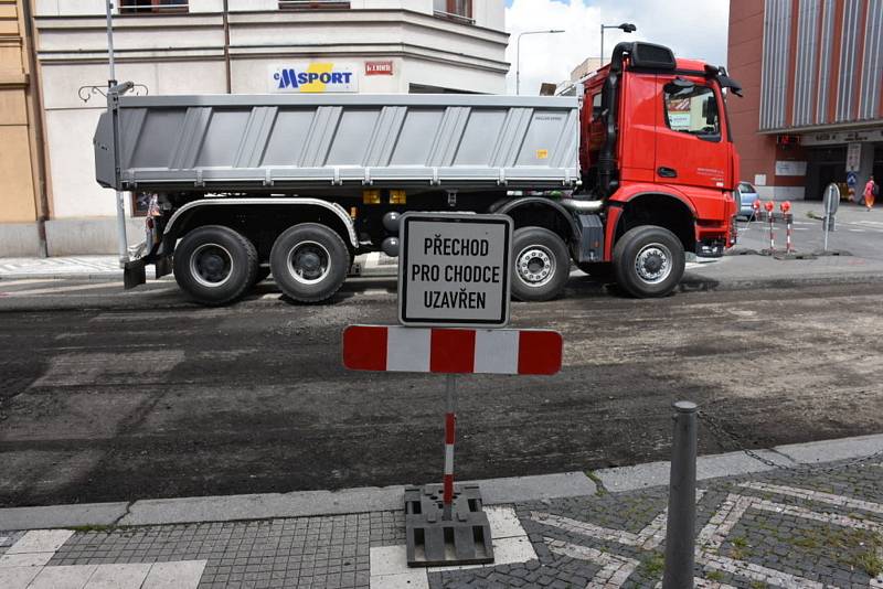 Oprava vozovky v centru Slaného.