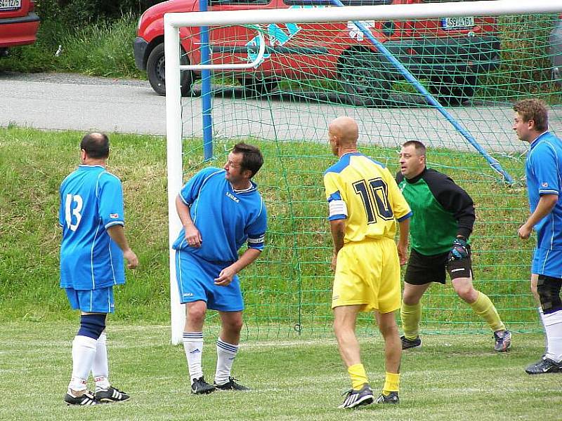 Oslavy v Sýkořicích, místní Sokol dokončil stavbu nových kabin.