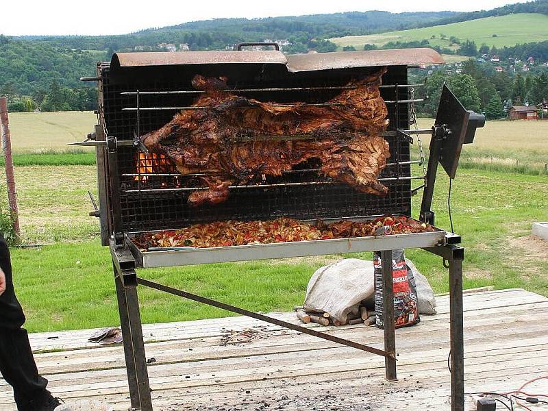 Oslavy v Sýkořicích, místní Sokol dokončil stavbu nových kabin.