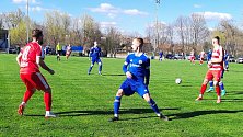 Derby ČFL, skupiny B: Velvary (v modrém) - Brozany 0:1.