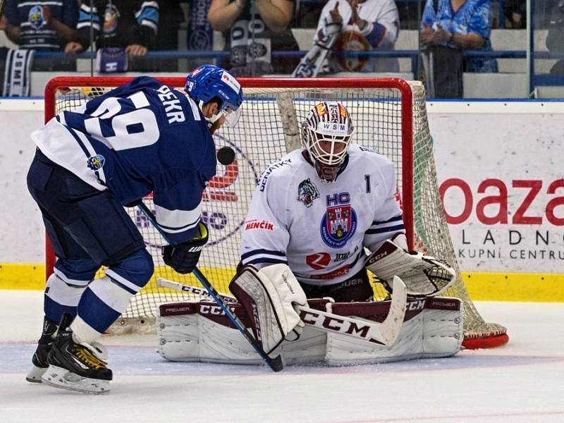 Kladno (v modrém) porazilo na úvod sezony Benátky 3:2 v prodloužení. Matěj Pekr před brankářem Novotným