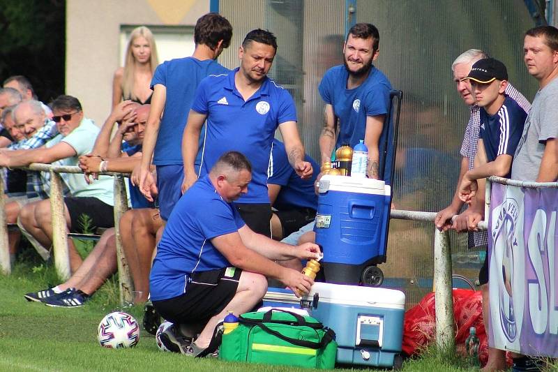 Generálka před startem ČFL: Velvary (v modrém) - Slavia Praha B 2:2.