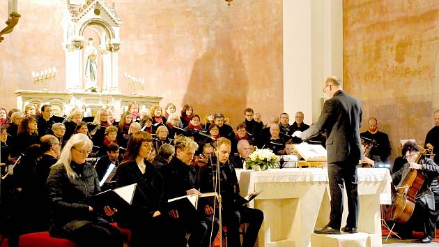 Z koncertu v kladenském kostele, který byl věnován Památce zesnulých.