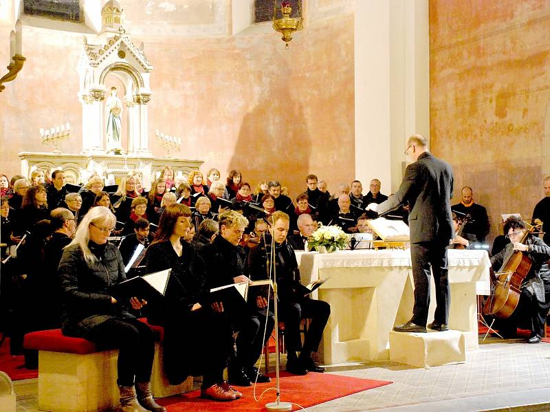 Z koncertu v kladenském kostele, který byl věnován Památce zesnulých.