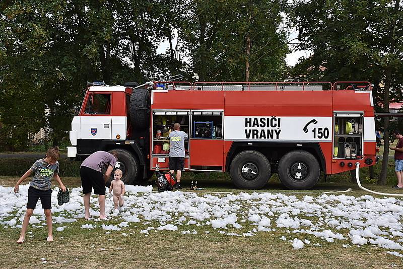 Z dětského dne v Poštovicích, odhalení znaku a vodní radovánky.