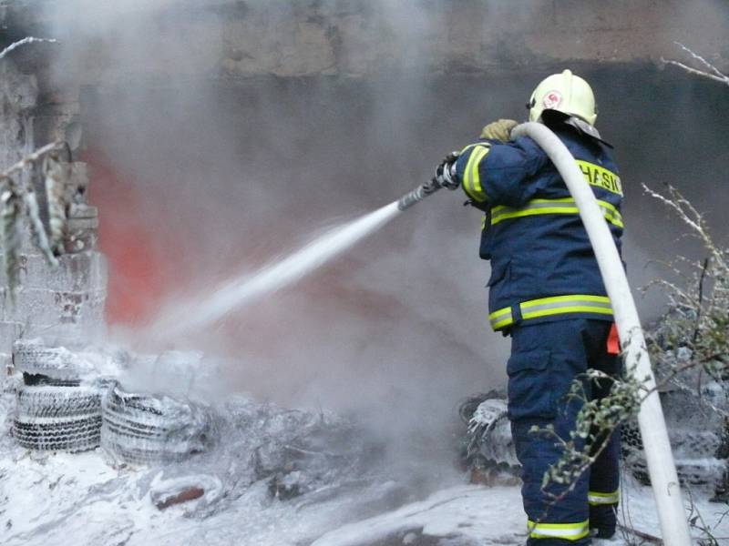 Hasiči likvidovali požár starých pneumatik, který vypukl v Rozdělově.