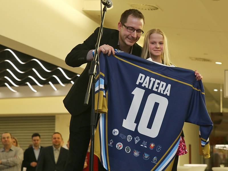 Pracovně vytížený Pavel Patera se nechal na uvedení do síně slávy zastoupit dcerou Natálií, dres jí předal Vít Heral // Síň slávy Kladenského hokeje byla slavnostně otevřena v NC Oáza Kladno