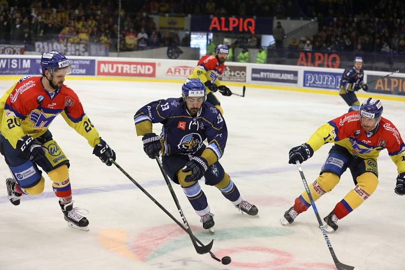 Čtvrté semifinále play off - Kladno (v modrém) hostilo České Budějovice.