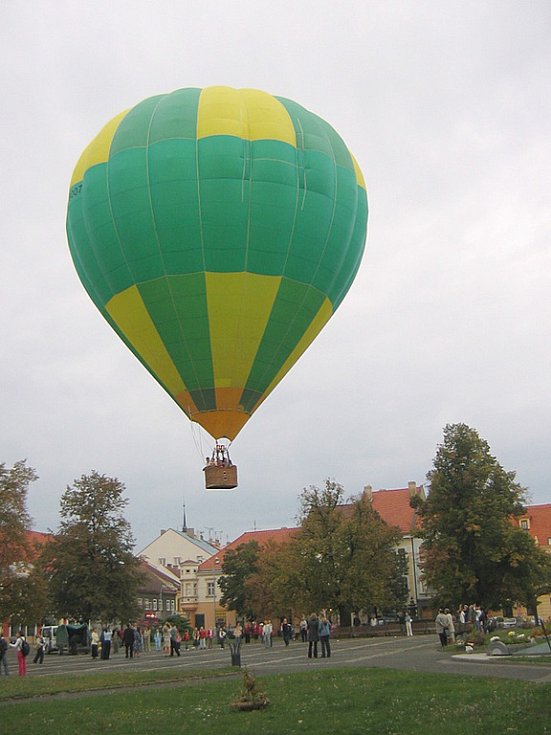 ohleduplný ředitel školy čepel letani v balonu - bilelabe.cz