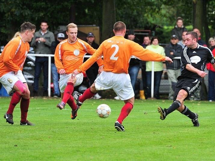 Tomáš Řepka debutoval v dresu SK Hvozdnice (v oranžovém). 