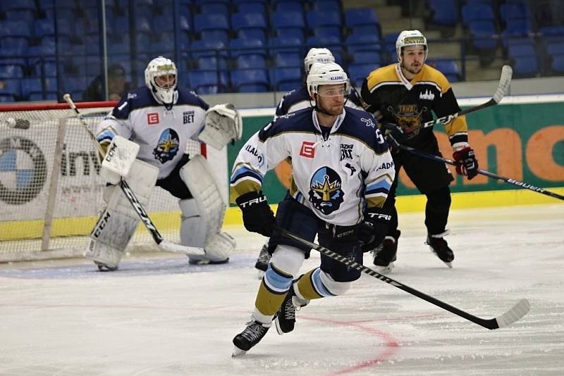 Kladno (v bílém) porazilo Kadaň po dlouho vyrovnané bitvě 8:2.