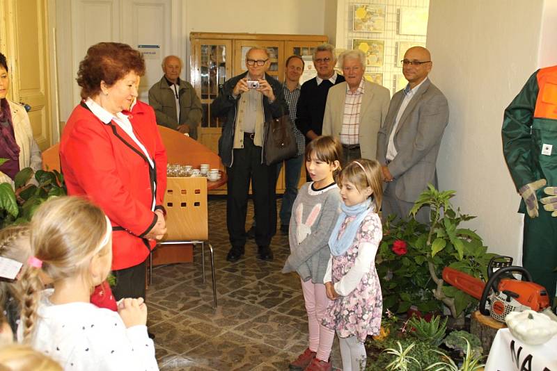 Výstava slánských zahrádkářů v chodbě knihovny V. Štecha