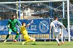 Kladno (v bílém) přežilo penaltu soupeře i vyloučení a zdolalo Neratovice 2:1.