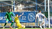 Kladno (v bílém) přežilo penaltu soupeře i vyloučení a zdolalo Neratovice 2:1.