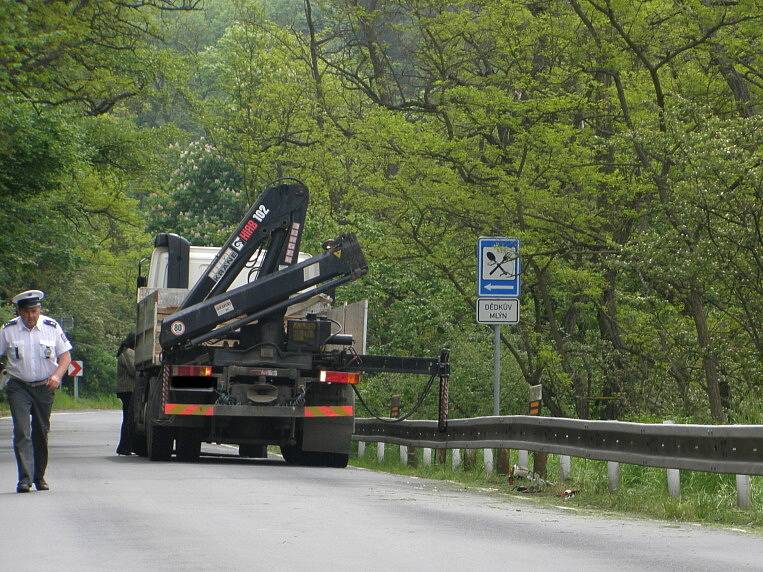 Nehoda se stala v kopci za obcí Nouzov.