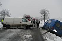 Nehody na silnicích Kladenska i Slánska blokovaly silnice zejména v pátek dopoledne. Hlavní příčinou všech kolizí bylo především nepřizpůsobení  způsobu jízdy stavu vozovky.