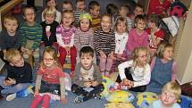 Studentky Střední zdravotnické školy v Kladně si nacvičily vystoupení pro nejmenší děti ze školky Slunečnice. 
