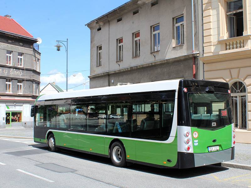 Kladeňáci si užívají nové autobusy, v úterý dorazil i první elektrobus.