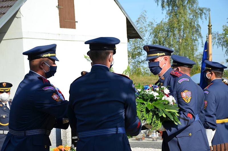 Poklonit se památce prvního československého prezidenta Tomáše Garrigue Masaryka přijeli v pondělí 14. září do Lán přední političtí představitelé, ale také zástupci Sokola a dalších organizací.