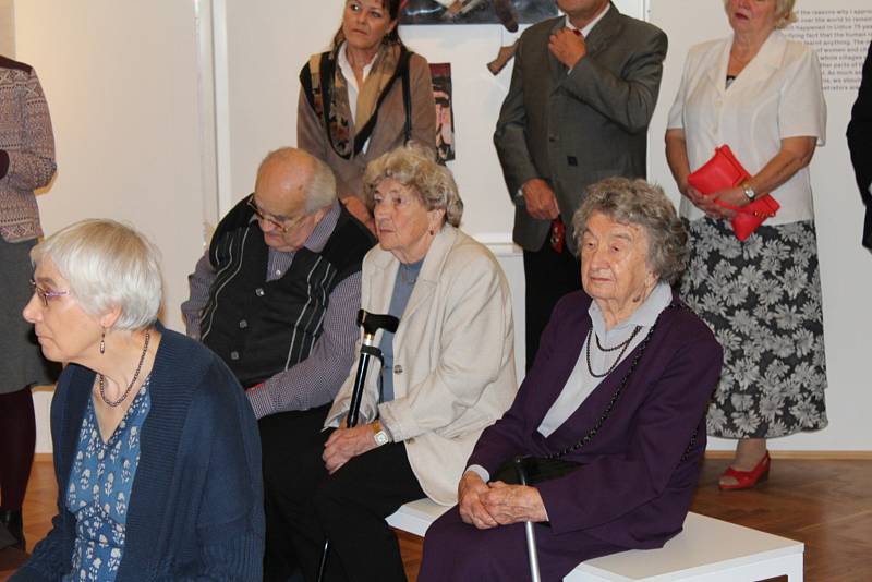 Ve čtvrtek 21. září bylo v prostoru stálé expozice umění v Lidicích předáno do místní sbírky dílo Stana Younga, které pro Lidice vytvořil v roce 1954.