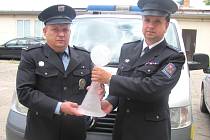 JIŘÍ POCH ( VLEVO) A LUDĚK WIRTH s pohárem který získali v prestižní anketě Policista roku 2015.