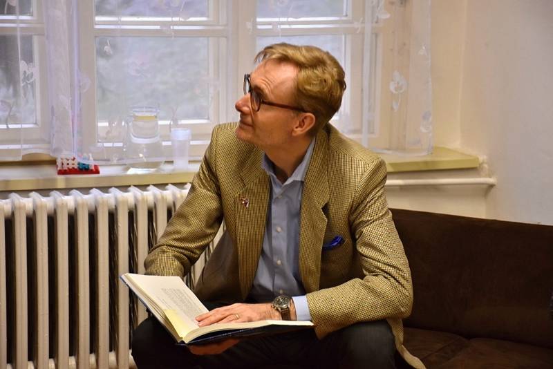 Dánský velvyslanec četl dětem v Ledcích Andersenovy pohádky.