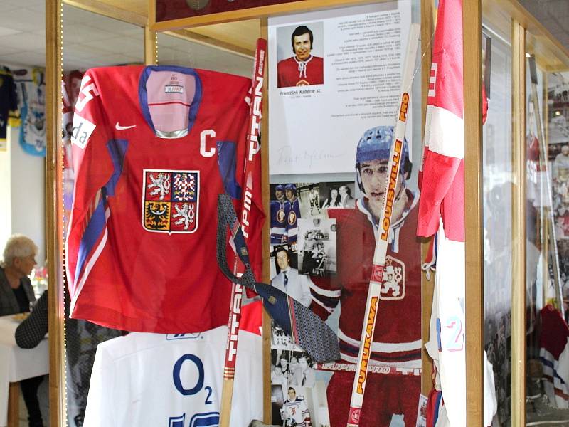 Josef Hošek otevřel v Lánech nové prostory ve své Hokejové síni slávy.