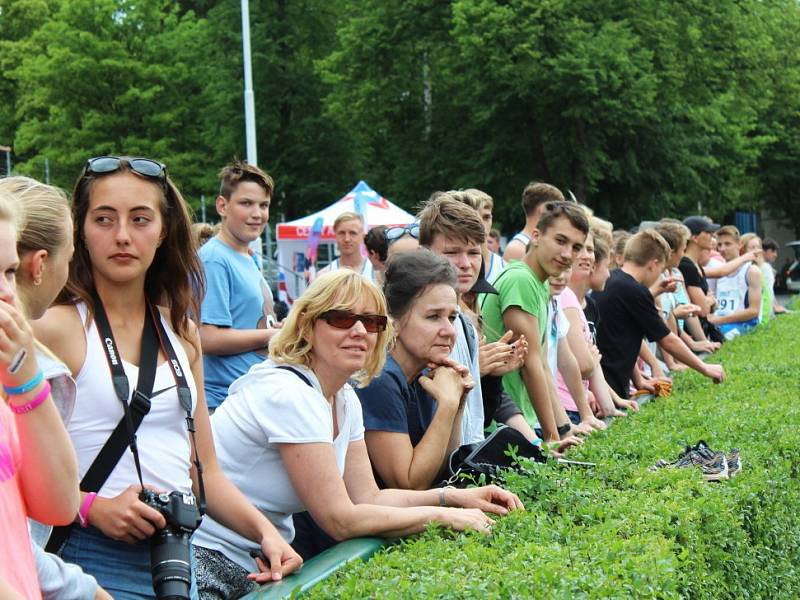 Finále 49. ročníku Poháru rozhlasu a ŠLZS se na kladenském Sletišti zúčastnily školy z celé republiky, a také hvězdy Pavel Maslák, Adam Sebastian Helcelet nebo Pavel Holuša. 