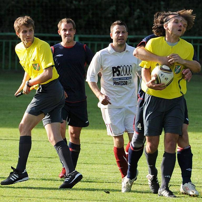 Fotbalisté Doks (v modrém) v čele s Martinem Škvárou neunesli závěr utkání v Novém Kníně, po němž sestupují do I. B třídy. Škvára fyzicky napadl rozhodčího Čermocha